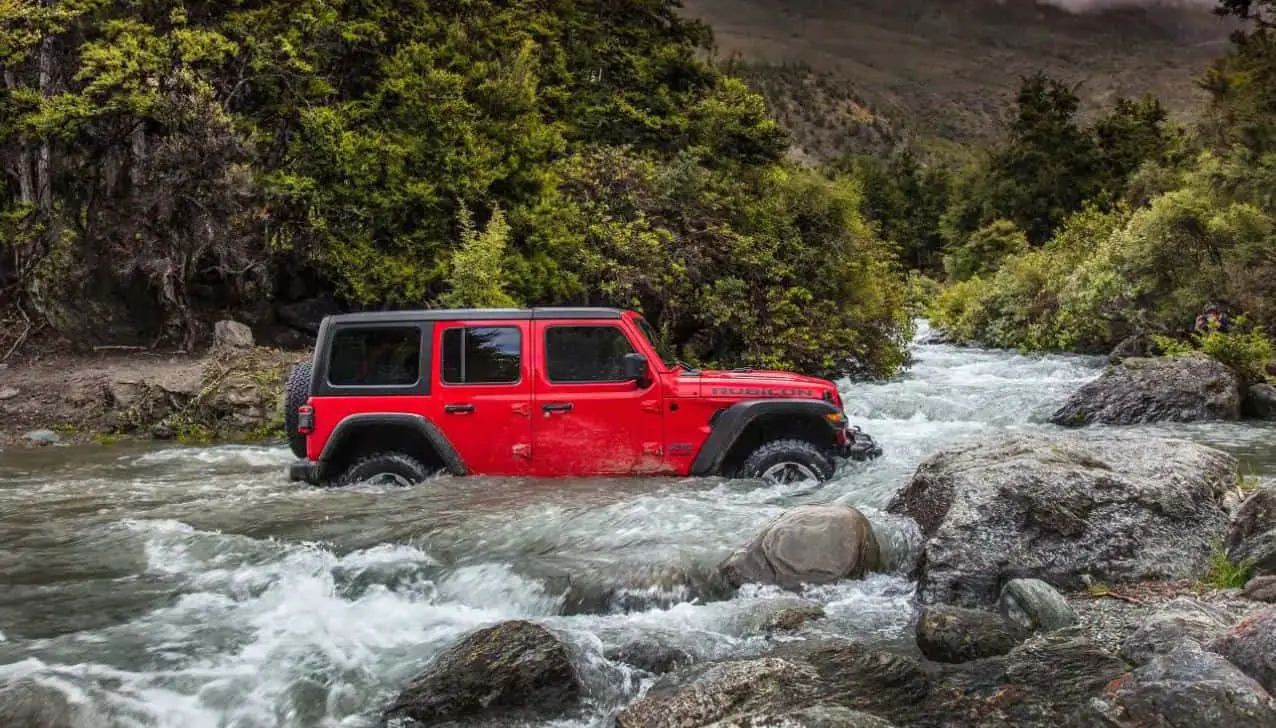 Jeep Wrangler Rubicon Crossing Water